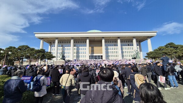 국회가 7일 오후 5시 윤석열 대통령 탄핵소추안을 표결할 예정인 가운데, 충청권 4개 시·도민들도 상경을 통해 힘을 보탤 전망이다. (자료사진=본사DB/굿모닝충청=이종현 기자)