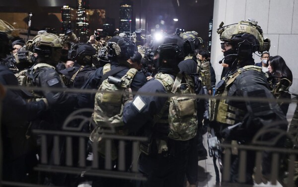 윤석열 대통령이 3일 밤 비상계엄을 선포한 가운데 4일 자정께 서울 영등포구 여의도 국회 본관으로 계엄군이 진입 준비를 하고 있다. 2024.12.4 연합뉴스