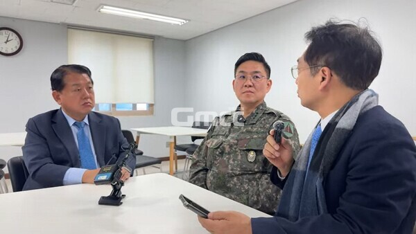 이진우 수도방위사령관이 6일 수도방위사령부에서 더불어민주당 김병주(왼쪽), 박선원 의원과 계엄 당시 상황에 관해 인터뷰하고 있다.(출처 : 김병주 의원 유튜브 화면 캡처)