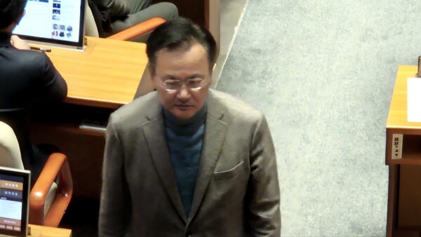 7일 오후 5시 열린 국회 본회의에서 김건희 특검법 재의표결에 투표한 후 퇴장하고 있는 국민의힘 유상범 의원의 모습.(사진=굿모닝충청 이동우 기자)