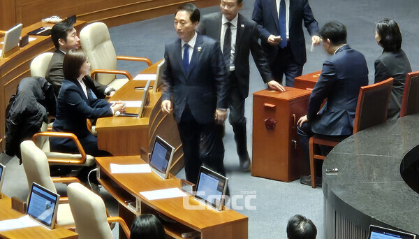 더불어민주당 박수현 의원과 강준현 의원이 윤석열 대통령 탄핵소추안 표결에 참여하고 있다. (굿모닝충청=이동우 기자)