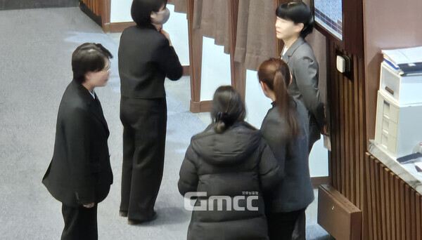 7일 오후 5시부터 국회 본회의장에서 진행 중인 윤석열 대통령 탄핵소추안 표결에 국민의힘이 의원총회를 핑계로 불참하도록 했다는 의혹이 제기돼 논란이 예상된다. (국민의힘 김예지 의원이 표결에 참여하고 있다/ 굿모닝충청=이동우 기자)