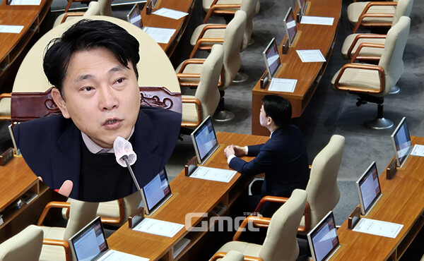 충남도의회 기획경제위원안종혁 의원(국민‧천안3)이 7일 오후 진행 중인 윤석열 대통령 탄핵소추안 표결에 참여한 안철수 국회의원(경기성남분당갑)을 치켜세워 눈길을 끌고 있다. (사진=굿모닝충청 이동우 기자 촬영 합성)