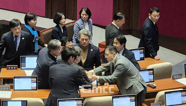 더불어민주당을 비롯한 야당 의원들은 김상욱 의원이 본회의장으로 들어와 표결에 참여하자 환호와 박수를 보내는 등 크게 환영하는 분위기였다. (굿모닝충청=이동우 기자)