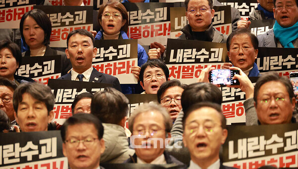 윤석열 대통령 탄핵소추안 투표가 정족수 미달로 불성립된 가운데, 충청권 야당 국회의원들은 일제히 안타까운 심경을 드러내며 국민의힘 책임론을 거론하고 나섰다. (박정현 의원 페이스북/ 굿모닝충청=김갑수 기자)