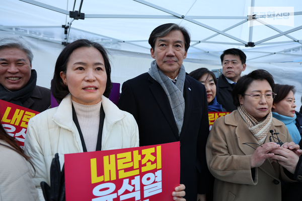 7일 국회의사당 외곽에서 열린 촛불집회에 참석한 조국 조국혁신당 대표와 의원들의 모습.(사진 출처=조국혁신당 홈페이지)