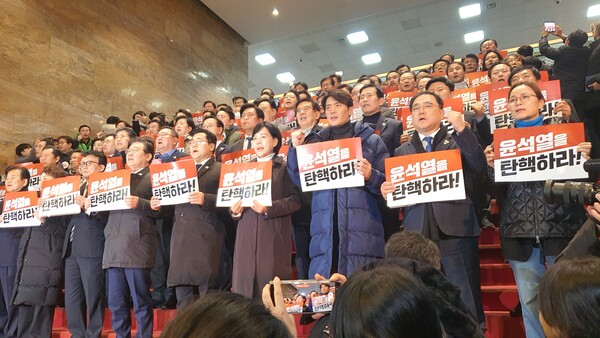 7일 밤 9시 30분 국회 본회의가 산회한 후 고의 불참을 통해 윤석열 대통령 탄핵소추안 폐기를 유도한 국민의힘을 성토하고 나선 더불어민주당 의원들의 모습.(사진=굿모닝충청 조하준 기자)