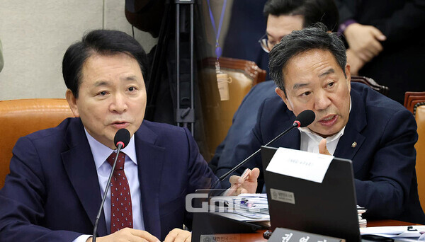 국민의힘 당론에 따라 윤석열 대통령 탄핵소추안 표결에 불참한 성일종 국회의원(충남서산·태안)과 강승규 국회의원(충남홍성·예산)이 페이스북을 통해 입장을 표명하고 나섰다. (페이스북 자료사진 합성: 왼쪽부터 성일종 의원과 강승규 의원/ 굿모닝충청=김갑수 기자)