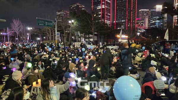 “신기하면서 재밌으면서 슬프고 무서워요. 책에서만 본 계엄을 실제로 겪다니...” 지난 7일 오후 국회의사당 앞 집회에 참가했던 아산시민 박 모 씨가 들려준 이야기다. (사진: 아산시민 제공/굿모닝충청=노준희기자)