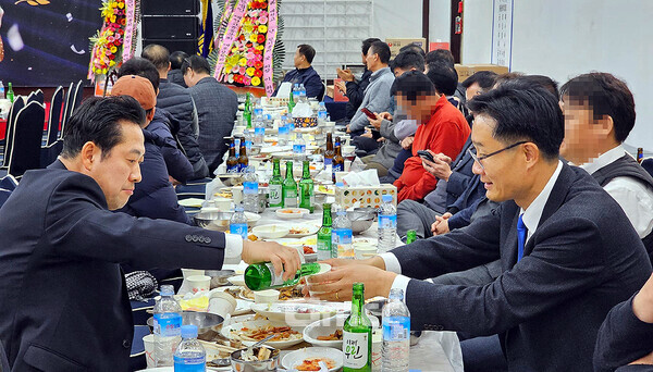 신현성 더불어민주당 보령·서천지역위원장이 자신의 대천고등학교 4년 선배인 국민의힘 장동혁 국회의원(충남보령·서천)을 비판하고 나섰다. (페이스북 자료사진: 2023년 송년모임으로 추정됨. 왼쪽부터 장동혁 국회의원과 신현성 지역위원장/ 굿모닝충청=김갑수 기자)