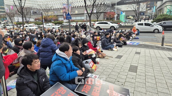 7일 대전 서구 은하수네거리에서 대전비상시국대회가 열린 가운데 시민들이 윤석열 대통령 퇴진을 촉구하고 있다. (사진=굿모닝충청 신성재 기자)