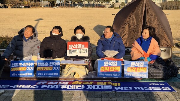 더불어민주당 윤후덕, 이학영, 남인순, 박홍근, 이수진(좌측부터) 국회의원이 9일, 국회 잔디광장 입구에서 야외 비상농성을 하고 있다.(사진=굿모닝충청 이동우 기자)