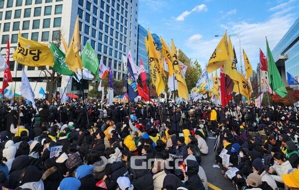 윤석열 대통령 탄핵 집회에 참가한 정의당 충북도당 당원들. 사진=정의당 충북도당/굿모닝충청 김종혁 기자