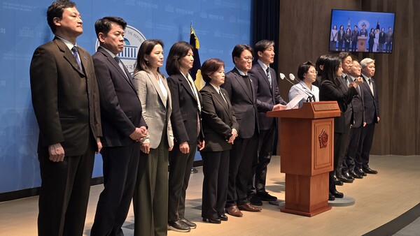 9일 오후 1시 국회 소통관에서 긴급 기자회견을 열고 검찰이 계엄령 사태 수사에서 손을 뗄 것을 주장한 조국 조국혁신당 대표와 소속 의원들의 모습.(사진=굿모닝충청 설인호 기자)