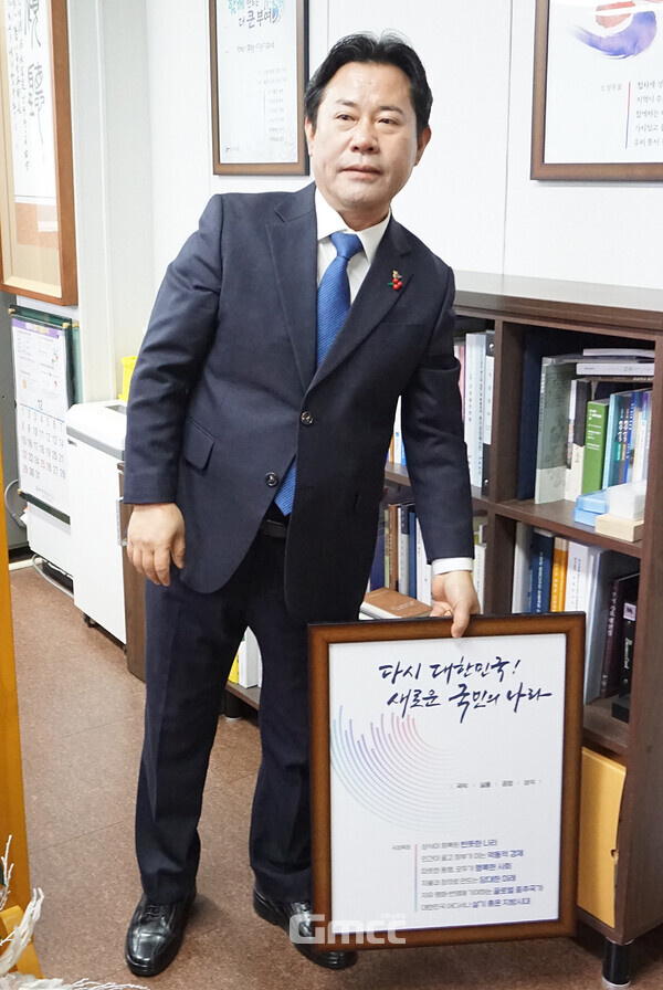 박정현 군수는 “윤석열 정부의 국정 철학이 담긴 국정 목표를 떼는 것은 상징성이 큰 것”이라며 “각 부서와 읍·면에도 철거를 지시할 것”이라고 말했다.