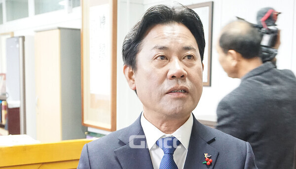 박정현 부여군수는 11일 충남도와 대전시의 행정통합 움직임과 관련 “시기적으로도, 원론적으로도 그렇고 도민들과 충분히 공감하지 않았다”며 “공론화되거나 책임 있는 자리에서 충분히 얘기된 게 아니다”라고 말했다. (굿모닝충청=김갑수 기자)