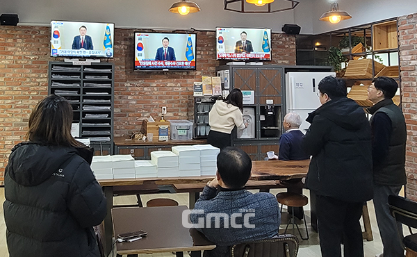 내란혐의 피의자인 윤석열 대통령의 4차 대국민 담화와 김태흠 지사의 탄핵 입장 표명 등으로 충남지역 국민의힘 지방의원들이 크게 동요하고 있다. (대국민 담화를 지켜보고 있는 충남도청 출입기자들 모습. 사진=굿모닝충청 이종현 기자)