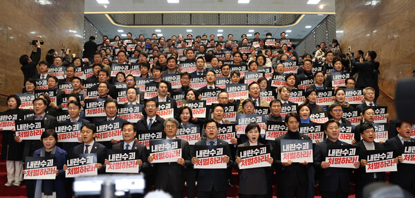 더불어민주당 의원들이 12일 오후 국회 로텐더홀에서 윤석열 대통령 구속 수사를 촉구하는 구호를 외치고 있다. (사진=연합뉴스)