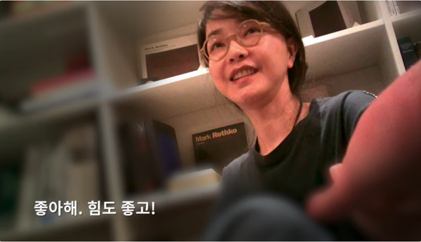 12일 서울의소리가 공개한 김건희 여사 관련 영상. 김 여사는 이명수 기자의 손을 잡으며 손금을 봐주겠다고 하면서 성적이고 저속한 발언을 이어갔다.(출처 : 서울의소리 영상 갈무리/굿모닝충청 조하준 기자)