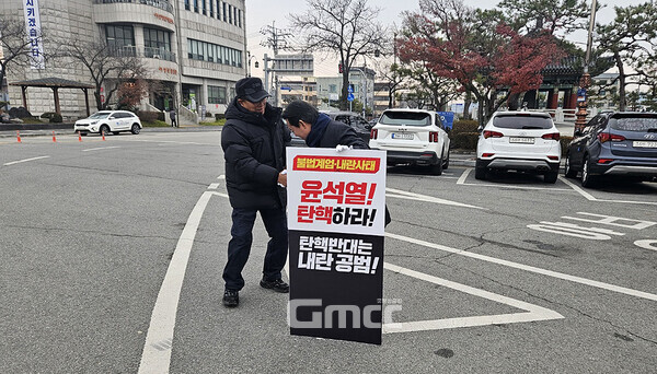 박정현 군수가 3일째 1인 시위를 이어가고 있는 군청 앞 로터리에도 악수를 청하고 장갑을 건네거나 기념 촬영은 물론 차량 내에서 박수를 보내는 군민도 상당한 것으로 전해지고 있다. (독자 제공)