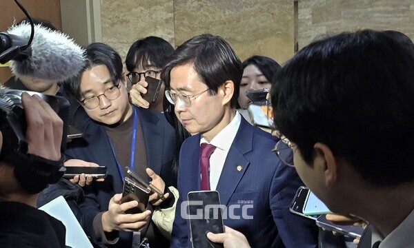 국민의힘 조경태 의원이 14일 오전 국회 본청에서 열린 국민의힘 의원총회를 나오면서 기자들의 질문에 답하고 있다. (사진=굿모닝충청 설인호 기자)