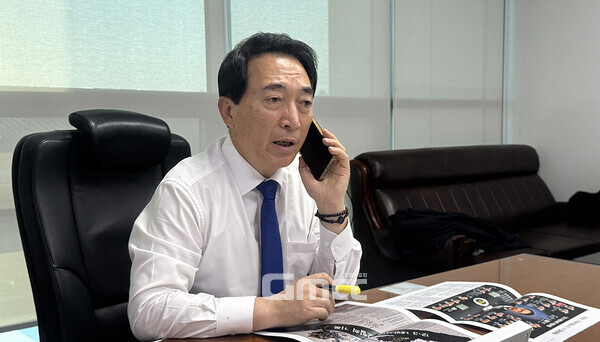 더불어민주당 박수현 국회의원(충남공주·부여·청양)이 ‘윤석열 탄핵 국회의원 연대(탄핵연대)’에 참여한다는 소식을 처음 접했을 때 ‘설마’ 하는 사람들이 적지 않았을 것이다. (의원실 제공/ 굿모닝충청=김갑수 기자)