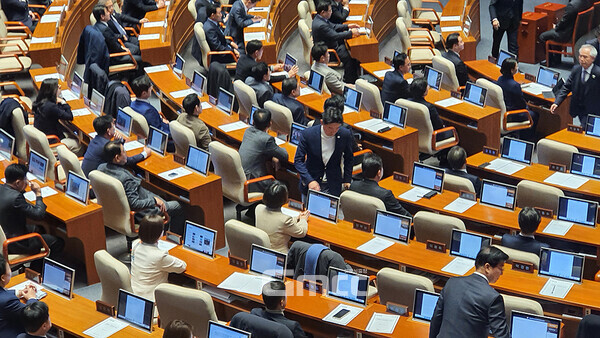 14일 열린 국회 본회의에서 실시된 윤석열 대통령 2차 탄핵소추안 표결이 재적의원 2/3 이상의 찬성으로 통과되며 윤 대통령은 즉시 직무 정지가 됐다. (사진=굿모닝충청 조하준 기자)