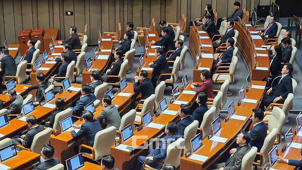 이제 윤석열 대통령의 운명은 헌법재판소의 판결을 통해 결정되는데 사건이 접수되면 헌재는 접수일로부터 180일 이내에 선고해야 한다. 2025년 6월 12일 이전까지 선고를 마쳐야 한다는 얘기다.