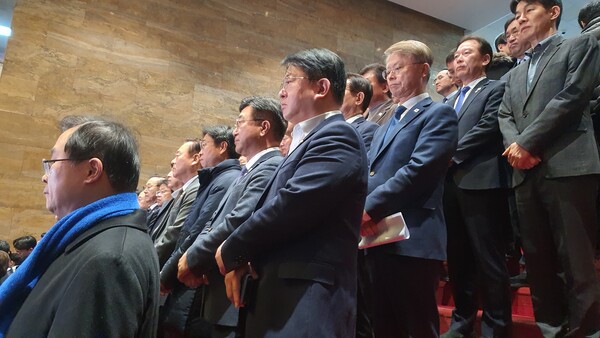 14일 본회의 산회 직후 국회 로텐더홀에 모여 윤석열 대통령 탄핵소추안 가결에 대한 입장을 밝히고 있는 더불어민주당 의원들의 모습.(사진=굿모닝충청 조하준 기자)