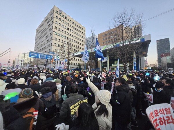 서울 여의도 국회앞에서 윤석열 대통령 대통령 탄핵안이 가결되자 시민들이 기뻐하며 환호하고 있다.(사진=독자제공)