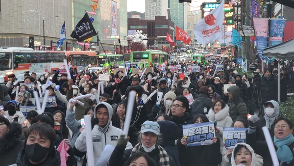윤석열 탄핵안 가결에 환호하는 시민들. 충남 천안시 신세계 백화점 앞(사진=굿모닝충청 노준희 기자)