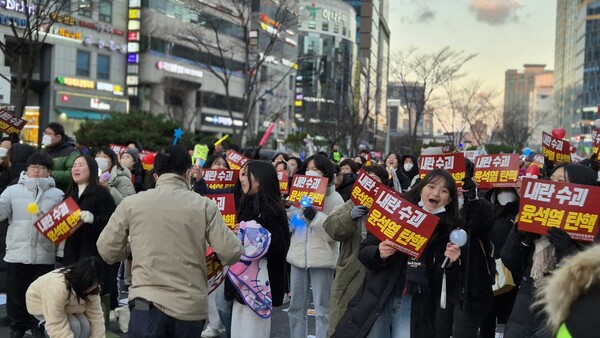 대전 은하수 네거리. 탄핵안 가결에 시민들이 환호하고 있다.(사진=굿모닝충청 신성재 기자)
