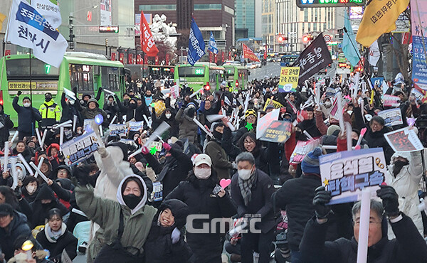 윤석열 대통령의 탄핵소추안 가결에 대한 충남지역 더불어민주당 선출직 인사들의 반응은 대체로 ‘국민의 승리’로 모아지고 있다. 국민의힘 인사들도 차분한 마음 속 표결 결과를 존중하는 모양새다. (자료사진=본사DB/굿모닝충청=이종현 기자)