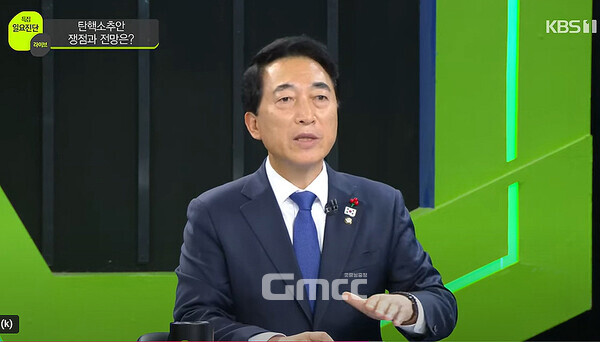 더불어민주당 박수현 국회의원(충남공주·부여·청양)은 15일 “(윤석열 대통령 탄핵소추안 통과 이후) ‘지금 민주당 사람들은 막 환호하고 있을 거야’라는 것이 국민적인 시각일 것”이라며 “(그러나) 절대 그렇게 해선 안 된다는 것이 우리의 다짐”이라고 말했다. (KBS 일요진단 라이브 유튜브 캡쳐/ 굿모닝충청=김갑수 기자)