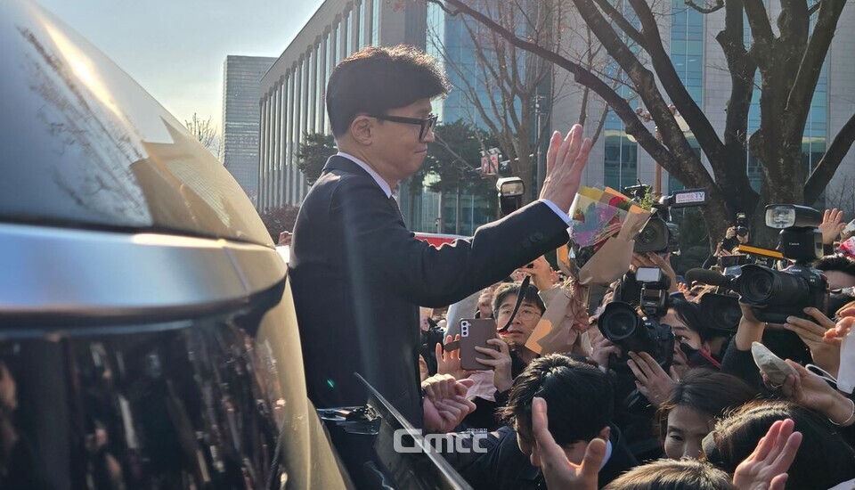 국민의힘 한동훈 대표가 16일 오전 대표직 사퇴 기자회견을 마치고 국회를 나가는 도중 지지자들에게 인사를 하고 있다. (사진=굿모닝충청 설인호 기자)
