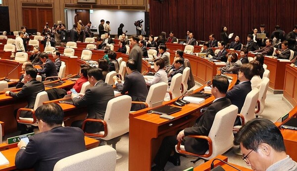 윤석열 대통령 탄핵소추안이 가결된 후 15일 국회 본청에서 국민의힘이 비상의원총회를 하고 있다. (사진=연합뉴스)