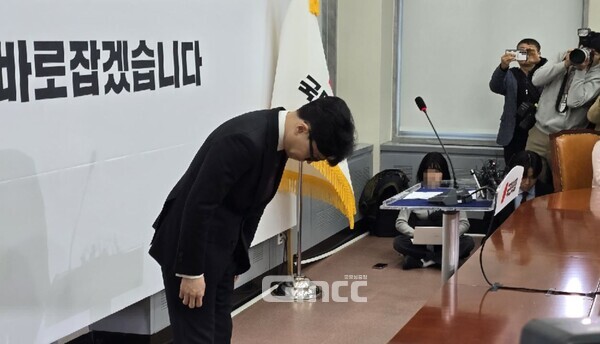 국민의힘 한동훈 대표가 16일 오전 국회 본청 당회의실에서 사퇴 기자회견을 하던 중 허리를 숙여 인사하고 있다. (사진=굿모닝충청 설인호 기자)