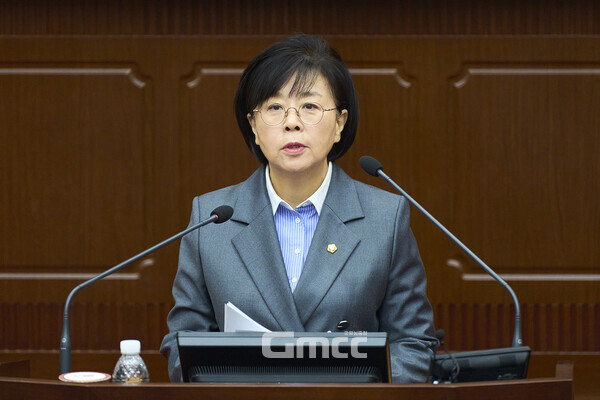 손도선 대전 서구의원(민주)은 16일 "윤석열 대통령 탄핵 촉구 결의안이 상정되자 퇴장한 국민의힘 소속 구의원들을 규탄한다"며 "서철모 청장의 발언도 가관"이라고 비판했다. (사진=서구의회 제공/굿모닝충청 신성재 기자)