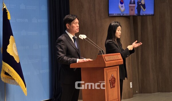 17일 오전 10시 40분 권성동 국민의힘 원내대표의 주장에 비판하는 논평을 발표하고 있는 더불어민주당 조승래 수석대변인의 모습.(사진=굿모닝충청 설인호 기자)