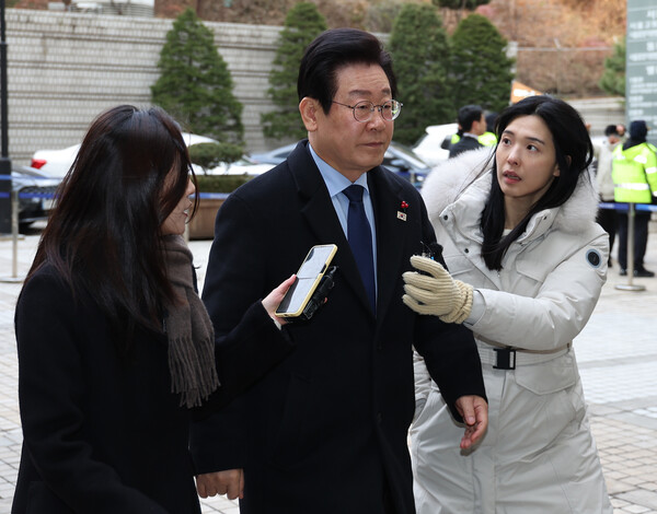 더불어민주당 이재명 대표가 17일 서울 서초구 서울중앙지법에서 열린 '대장동 배임·성남FC 뇌물' 관련 1심 속행 공판에 출석하고 있다. (사진=연합뉴스)