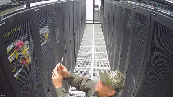 지난 3일 22시 43분 49초, 사전선거명부 관리 시스템 서버 사진 촬영을 하고 있는 계엄군의 모습.(사진 제공=더불어민주당 공보국)