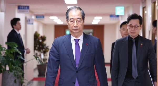 한덕수 대통령 권한대행 국무총리가 17일 서울 종로구 정부서울청사에서 열린 국무회의에 입장하고 있다. (사진=연합뉴스/대통령실사진기자단)