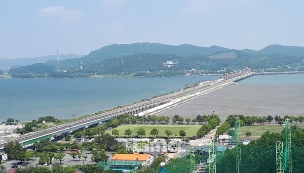 박정현 군수에 따르면 금강하굿둑은 1984년 착공, 1990년 준공됐다. 총 1억3800만 톤을 담수해 농업 및 공업용수로 활용하고 있다. (자료사진: 충남도 제공)