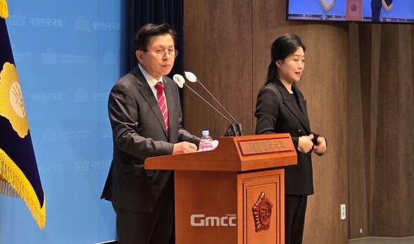 황교안 전 국무총리가 19일 오후 국회 소통관에서 부정선거 및 헌법재판관 임명 관련 기자회견을 하고 있다. (사진=굿모닝충청 설인호 기자)