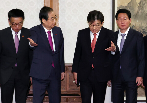 한덕수 대통령 권한대행이 20일 오전 서울 삼청동 총리공관에서 국민의힘 권성동 대표 권한대행을 고위당정협의회 장소로 안내하고 있다. (사진=연합뉴스)