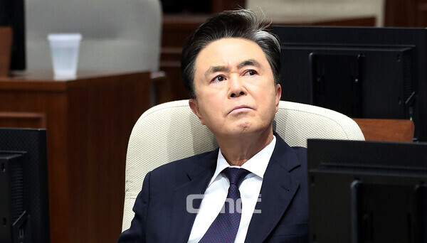 12.3 비상계엄 사태가 정국을 강타하고 있는 가운데, 23일 오전으로 예정된 김태흠 충남지사의 송년 기자회견에 관심이 쏠리고 있다. (자료사진: 페이스북/ 굿모닝충청=김갑수 기자)