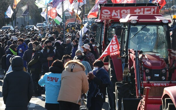 전국농민회총연맹 전봉준 투쟁단이 22일 서울 서초구 남태령 인근에서 경찰과 대치하고 있다.(사진=연합뉴스)