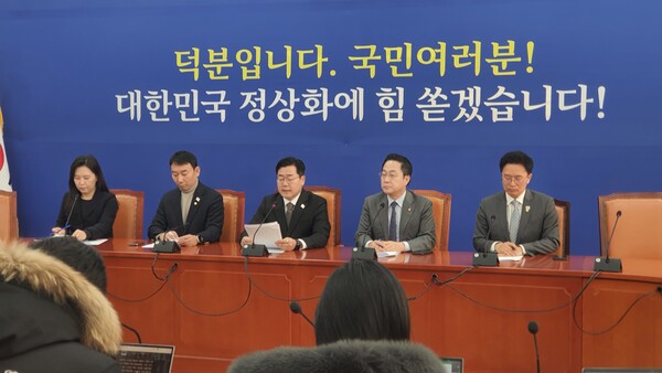 22일 오전 11시 열린 기자간담회에서 발언하고 있는 박찬대 더불어민주당 원내대표의 모습.(사진=굿모닝충청 조하준 기자)