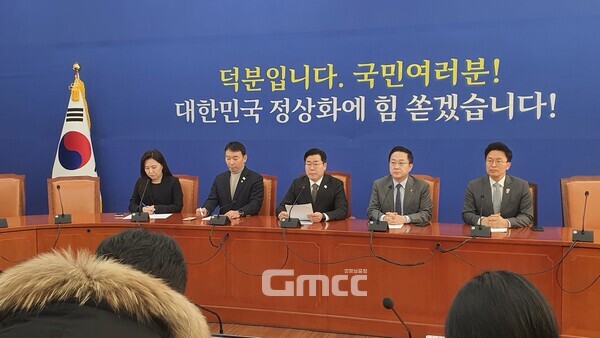 22일 오전 11시 국회 더불어민주당 원내대표회의실에서 기자간담회를 열고 발언 중인 박찬대 원내대표의 모습.(사진=굿모닝충청 조하준 기자)