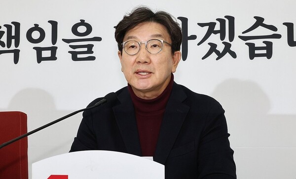 22일 오전 열린 기자간담회에서 발언하고 있는 권성동 국민의힘 대표 권한대행.(사진 출처=연합뉴스)
